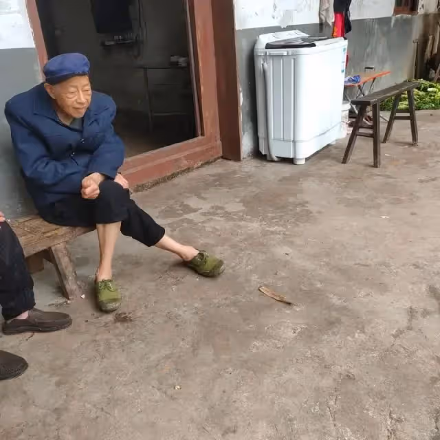 75歲的二伯一生不娶，今年除夕，家中來了8個兒子給他拜年