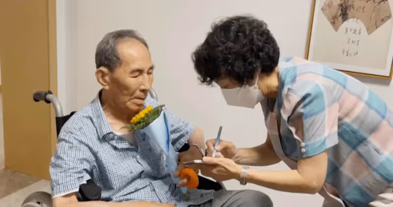 75歲的二伯一生不娶，今年除夕，家中來了8個兒子給他拜年