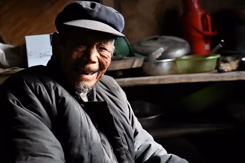 75歲的二伯一生不娶，今年除夕，家中來了8個兒子給他拜年
