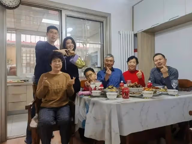母親突然離世，小姨要嫁父親遭反對，如今每年春節拜年全家人笑了