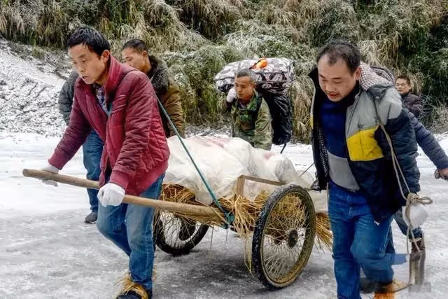 父母過世後，大年初二我不再回娘家，初四一大早叔嬸找上門來了