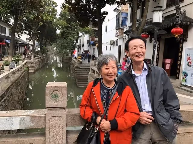 父母過世後，大年初二我不再回娘家，初四一大早叔嬸找上門來了