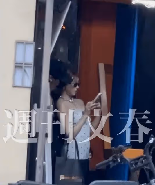 明日花綺羅被周鶴年背後環抱!日媒爆親密照…路人目擊不放手