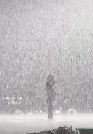 G-DRAGON越南淋暴雨開唱!神級舞台超猛 零失誤〈TOO BAD〉萬人看呆