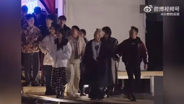 汪峰節目牽手女星掀情變疑雲! 首曬女友合照喊:我倆好著呢