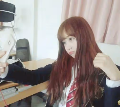 邊荷律曬高中嫩照驚見「TWICE彩鍈同框」! 兩人緊貼比YA甜笑