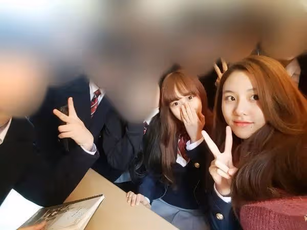 邊荷律曬高中嫩照驚見「TWICE彩鍈同框」! 兩人緊貼比YA甜笑