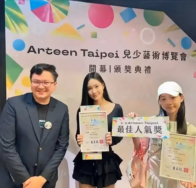 小s更新動態，為女兒畫展打call，lily繪畫水平與王詩齡差遠了