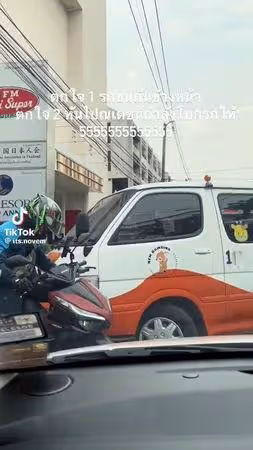 半路偶遇車禍…襯衫帥哥揮手「幫忙指揮交通」 一看竟是男神影帝
