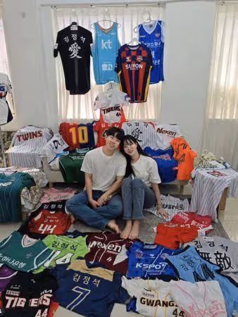 不輸李珠珢!「起亞虎」神級隊長金韓拿要結婚了 甜蜜依偎小3歲老公⋯竟是團長