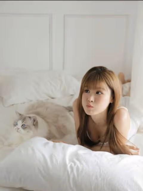 TVB《愛回家》小花穿弔帶睡衣拍床照!風格大變女神十足,曾被批演技差樣貌僵化