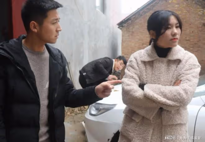 老公不滿女人每月回娘家，女人怒了要離婚，男人跪地求饒