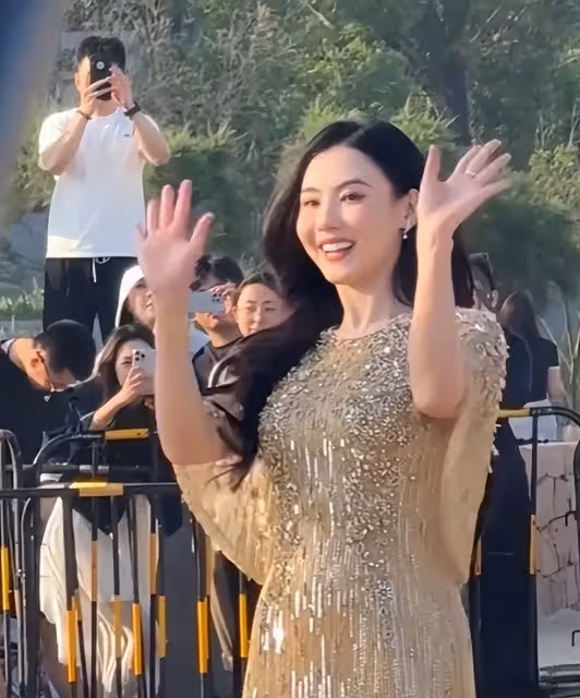 眼神騙不了人，謝霆鋒對張柏芝的態度，恰恰展現出了王菲的高明