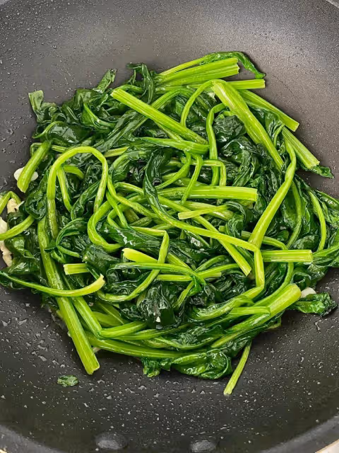 這樣炒菠菜，鄰居都跑來問秘方！翠綠不出水，比餐廳還香！