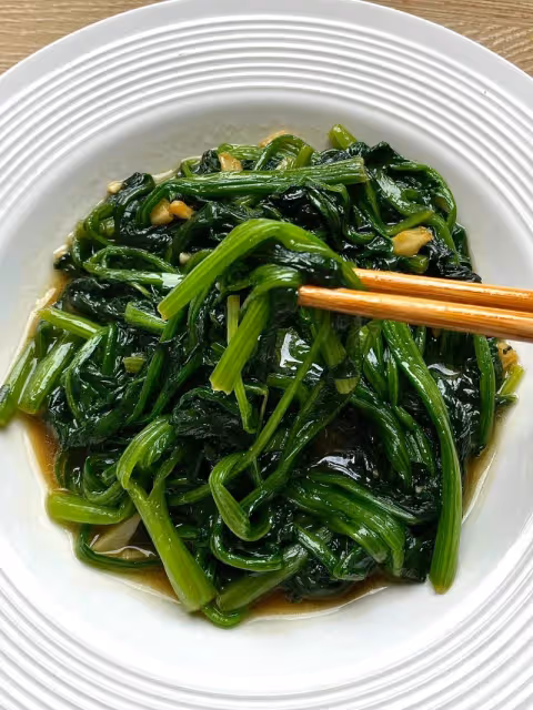 這樣炒菠菜，鄰居都跑來問秘方！翠綠不出水，比餐廳還香！