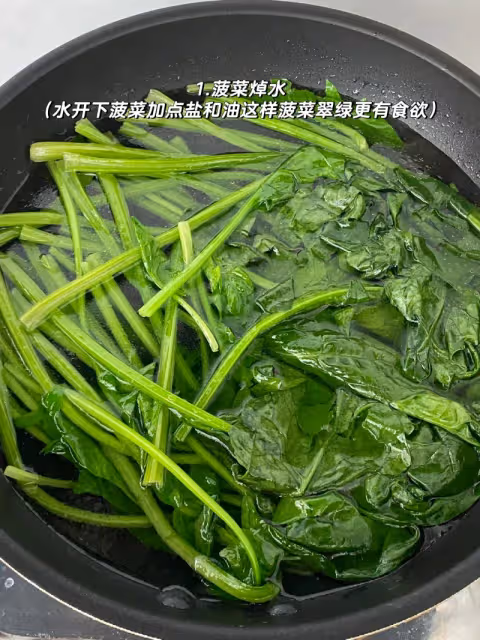 這樣炒菠菜，鄰居都跑來問秘方！翠綠不出水，比餐廳還香！