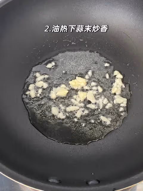 這樣炒菠菜，鄰居都跑來問秘方！翠綠不出水，比餐廳還香！