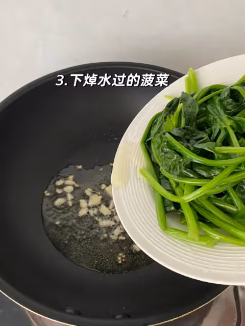 這樣炒菠菜，鄰居都跑來問秘方！翠綠不出水，比餐廳還香！