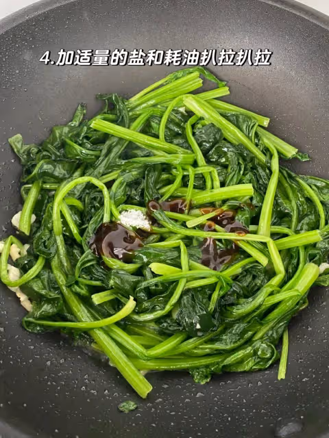這樣炒菠菜，鄰居都跑來問秘方！翠綠不出水，比餐廳還香！