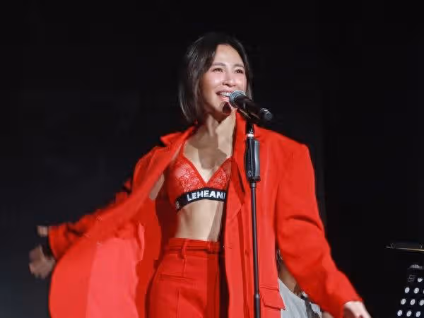 梁文音破尺度西裝大開! 「蕾絲艷紅bra」全看光辣爆了