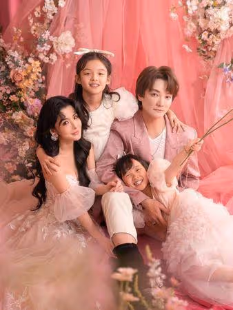 阿沁為愛妻慶32歲！花花「穿裸背婚紗」依偎懷中…結婚11年浪漫告白