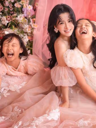 阿沁為愛妻慶32歲！花花「穿裸背婚紗」依偎懷中…結婚11年浪漫告白