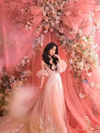 阿沁為愛妻慶32歲！花花「穿裸背婚紗」依偎懷中…結婚11年浪漫告白