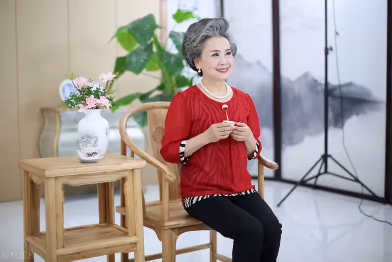 公婆退休金7000，全給兒媳還貸，婆婆要2000看病，兒媳：錢花沒了