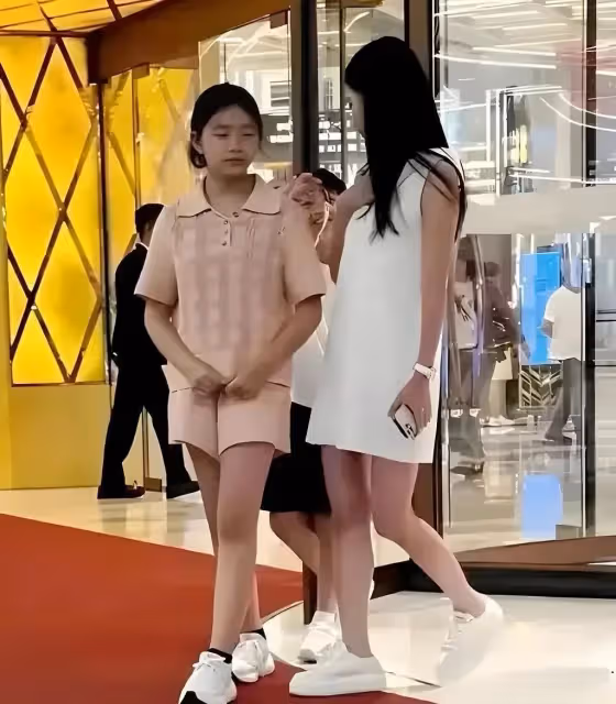 很多人不明白汪小菲為什麼偏愛女兒,其實比起弟弟姐姐承受的更多