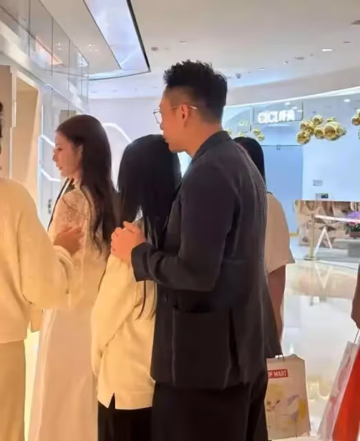很多人不明白汪小菲為什麼偏愛女兒,其實比起弟弟姐姐承受的更多