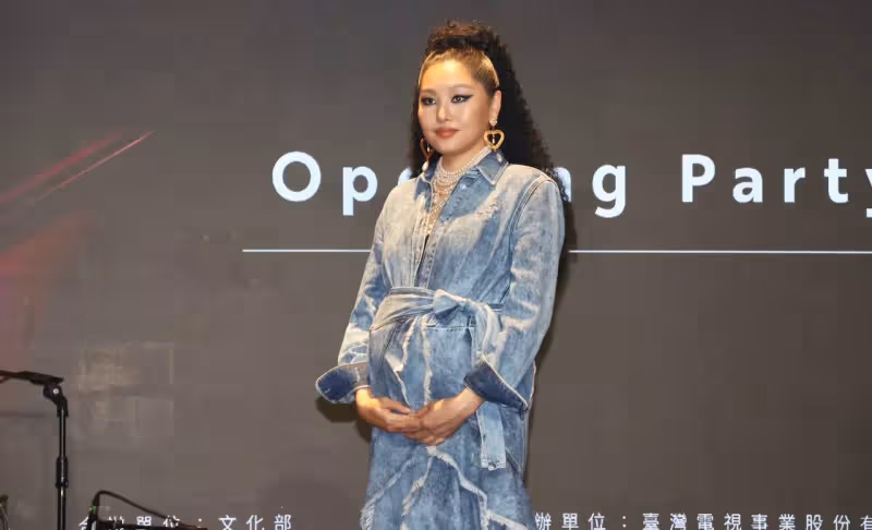 6位準新人為金曲音樂節齊聚！鄭雙雙挺孕肚、赤腳開演　向寶寶喊話：開趴踢