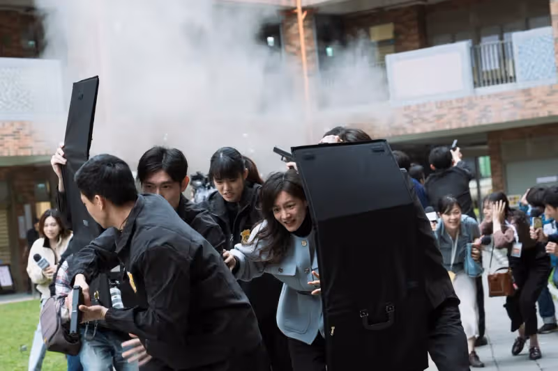 選前恐攻！ Janet扮總統遭遇炸彈  驚見路上戰車湧現