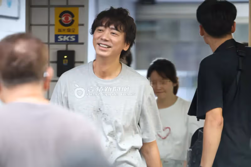 壹蘋10點強打｜信否認復合前任「像家人」　洗衣店陪小模談情（狗仔直擊）