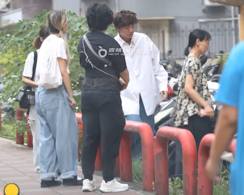 壹蘋10點強打｜信否認復合前任「像家人」　洗衣店陪小模談情（狗仔直擊）