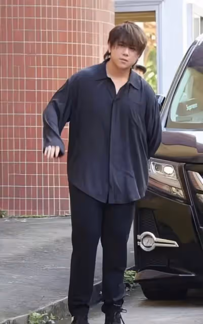 突發!香港頂流姜濤跳海,原因曝光,服了藥物,被救護車送醫救治