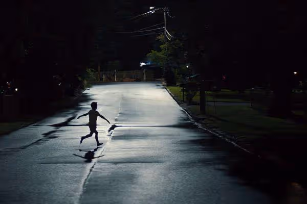 漫威男星中邪傻笑狂奔!「王」黃凱旋渾身浴血 《兇器》詭異行徑引熱議