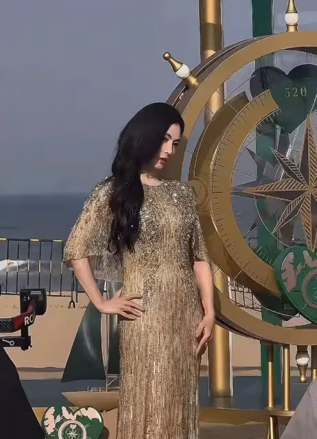 44 歲張柏芝阿那亞封神現場！金色長裙配海浪，這狀態~