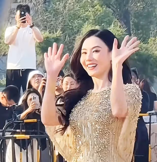44 歲張柏芝阿那亞封神現場！金色長裙配海浪，這狀態~