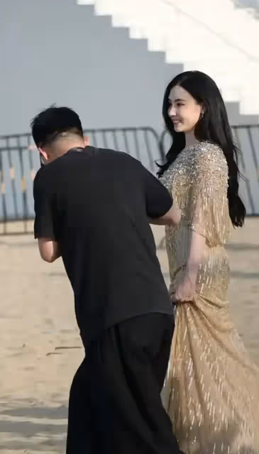 44 歲張柏芝阿那亞封神現場！金色長裙配海浪，這狀態~