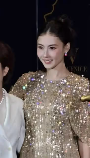 44 歲張柏芝阿那亞封神現場！金色長裙配海浪，這狀態~