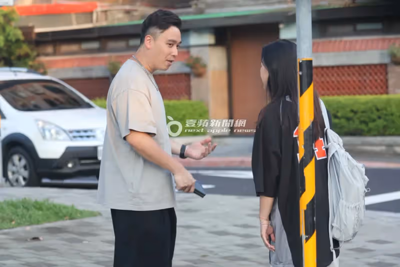 狗仔直擊｜阿喜不要看！無尊晃動「金手指」撩妹　開305萬BMW新車耍帥太犯規