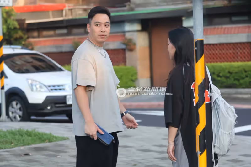 狗仔直擊｜阿喜不要看！無尊晃動「金手指」撩妹　開305萬BMW新車耍帥太犯規