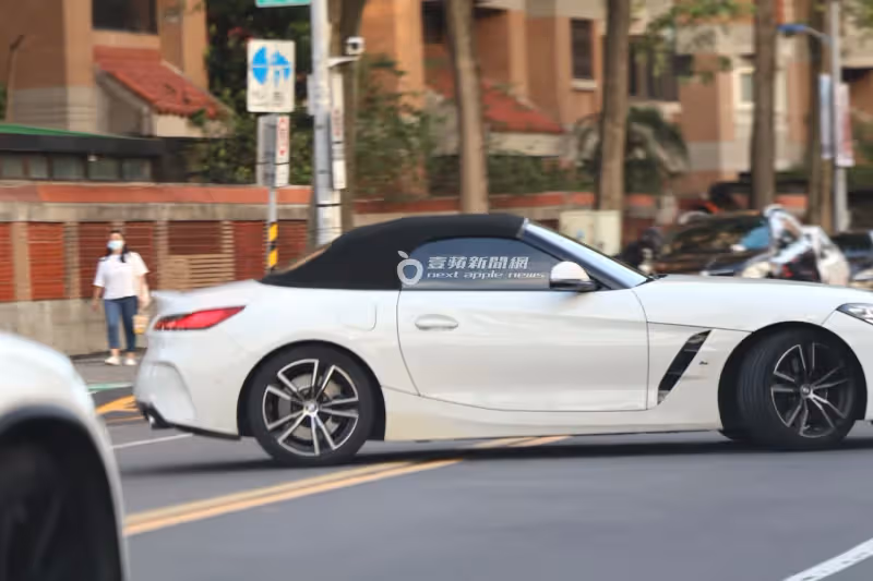 狗仔直擊｜阿喜不要看！無尊晃動「金手指」撩妹　開305萬BMW新車耍帥太犯規