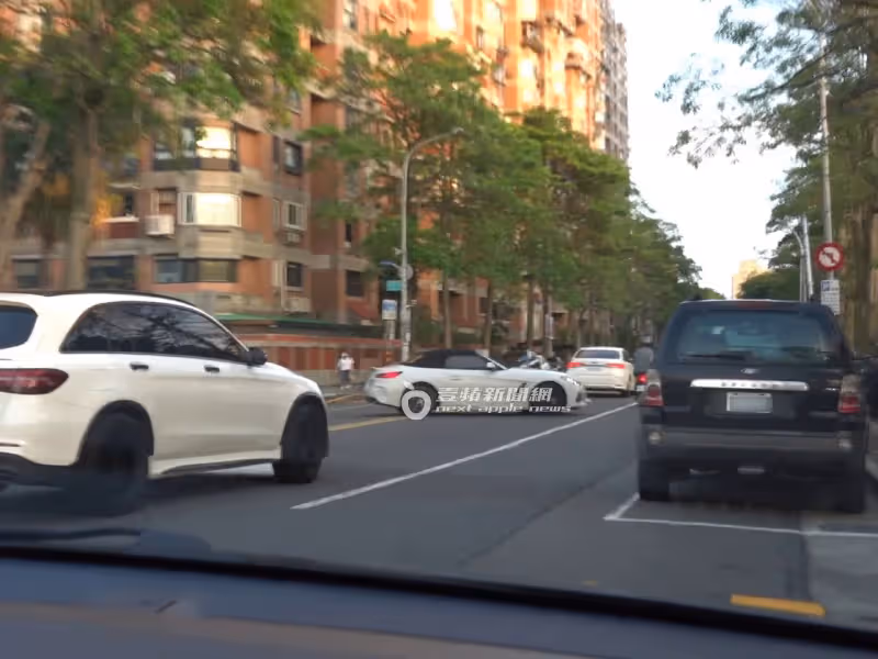狗仔直擊｜阿喜不要看！無尊晃動「金手指」撩妹　開305萬BMW新車耍帥太犯規