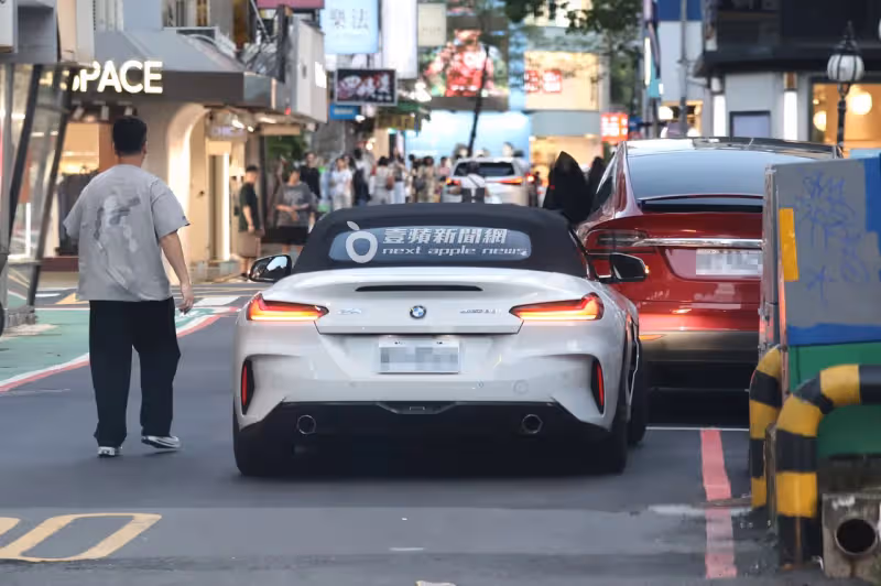 狗仔直擊｜阿喜不要看！無尊晃動「金手指」撩妹　開305萬BMW新車耍帥太犯規