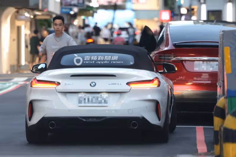 狗仔直擊｜阿喜不要看！無尊晃動「金手指」撩妹　開305萬BMW新車耍帥太犯規