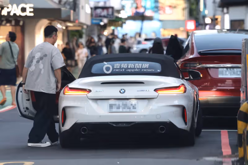 狗仔直擊｜阿喜不要看！無尊晃動「金手指」撩妹　開305萬BMW新車耍帥太犯規