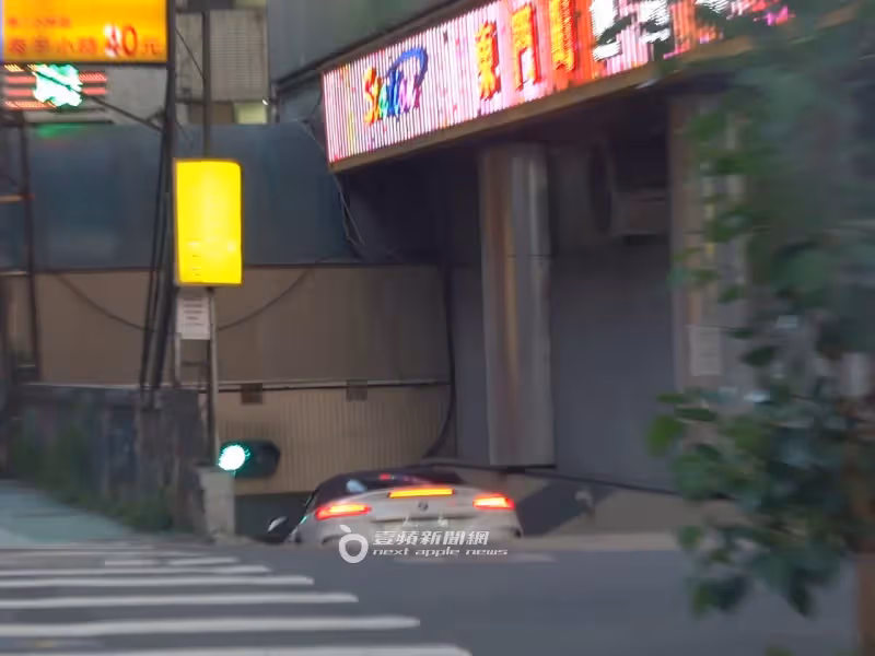 狗仔直擊｜阿喜不要看！無尊晃動「金手指」撩妹　開305萬BMW新車耍帥太犯規