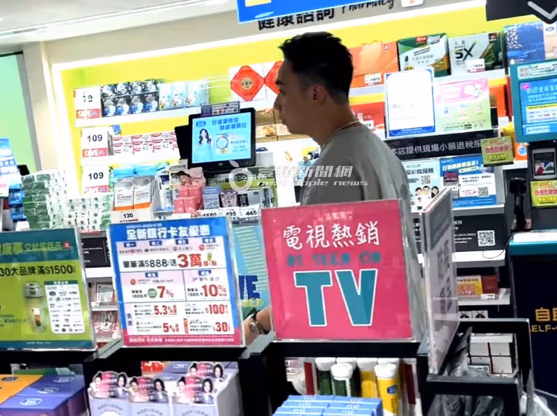 狗仔直擊｜阿喜不要看！無尊晃動「金手指」撩妹　開305萬BMW新車耍帥太犯規