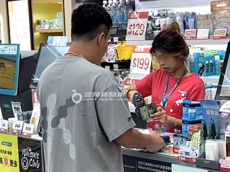 狗仔直擊｜阿喜不要看！無尊晃動「金手指」撩妹　開305萬BMW新車耍帥太犯規